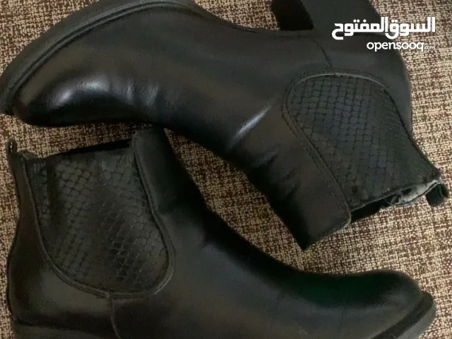 صبايا عندي هدول جداد للبياع وماركتهم كتير منيحه بس لانهم كبار