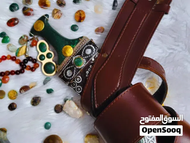 طقم ملكي كامل متكامل. جنبيه عقيق اخضر و15فص اخضر وخنجر اخضر ومسبحه حمراء وكبك وولاعه. فضه.