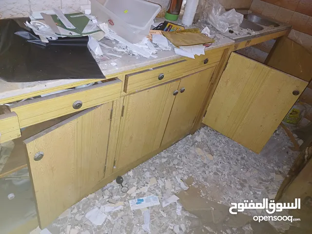 مطبخ خشب  وحدتين  عليا وسفلى اكثر من 2متر وبه الرخامة سليمة. والمفصلات سليمة