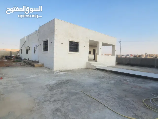 بيت مستقل للبيع على شارعين.. مقسوم شقتين .منطقة هادئة  واصل خدمات ميآه وكهرباء ..