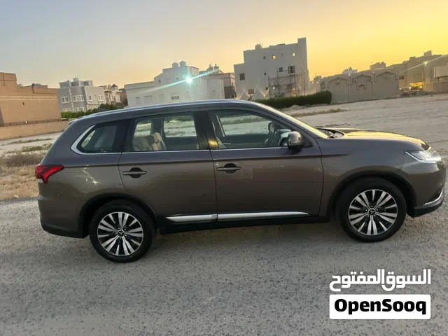 2015 ميتسوبيشي باجيرو GLS