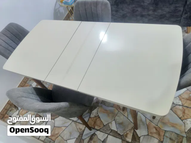 السلام عليكم ميز طعام كبير يطبك يكبره ويزغر بي اربع كراسي فقط بيع مستعجل