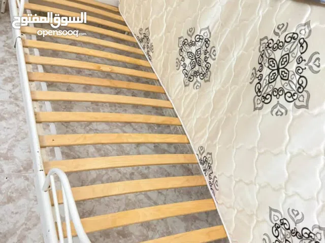سرير حديد مع فراش