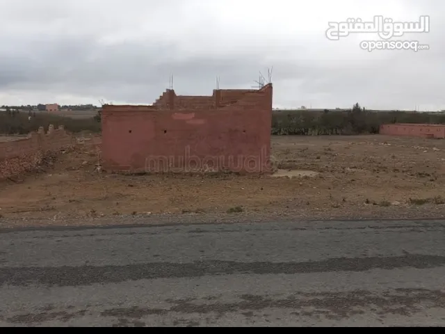 ارض عارية محفضة على الطريق