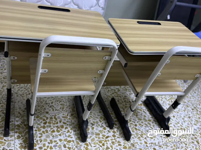 ميز دراسي مع كرسي متغير الطول مناسب للكبار والصغار وبيه عرض للي ياخذ الميزين والكرسيين