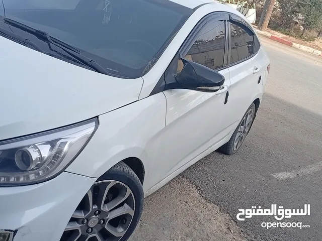 هيونداي اكسنت موديل 1600 بنزين 4 غيار لون ابيض بلوتوث كاميرا خلفيه رادار امامي عده صوت.....