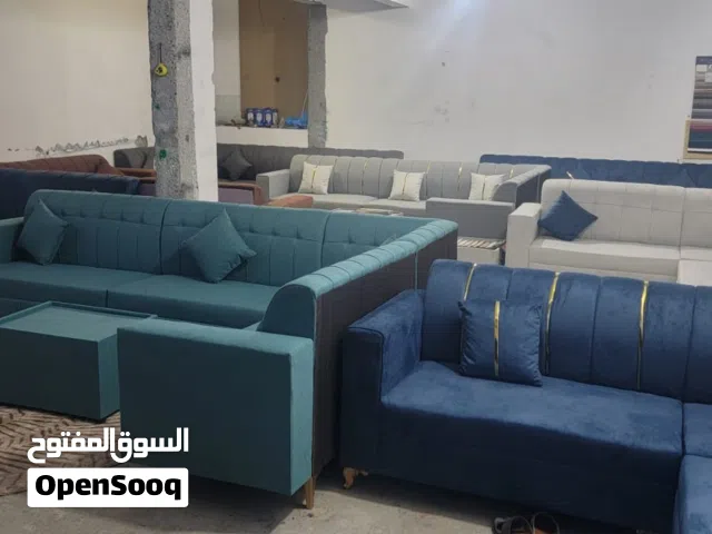 جلسات جديده جاهزه مع طاولة وسط تكفي 7 أشخاص