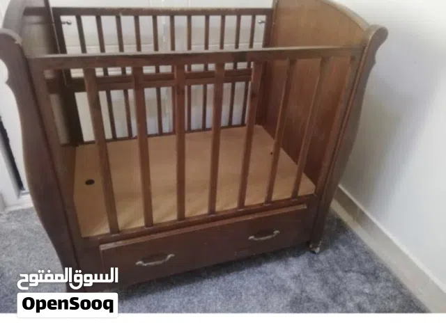 تخت اطفال للبيع مستعمل تفصيل خشب زان