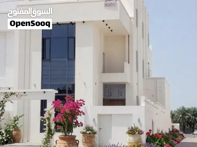 فيلا في وسط الخوض في ارقى الاحياء السكنيه جميع الخدمات متوفره منطقه حيويه مرغوبه مطلوبه محبوبه .