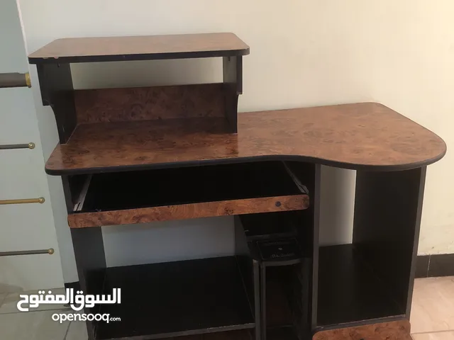 ميز حاسبة او لابتوب او طابعه