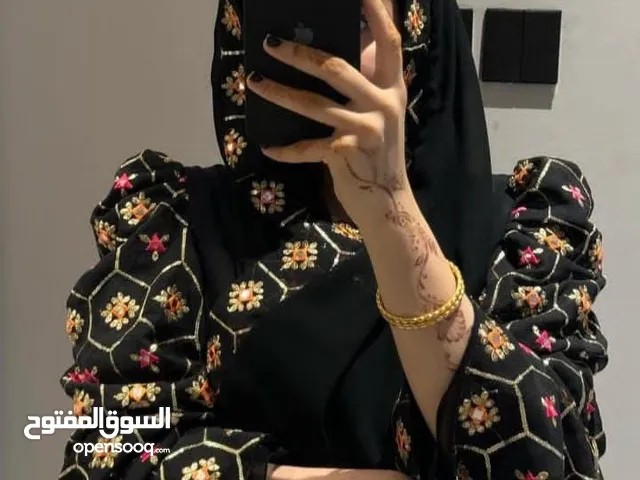 عبايات وفساتين