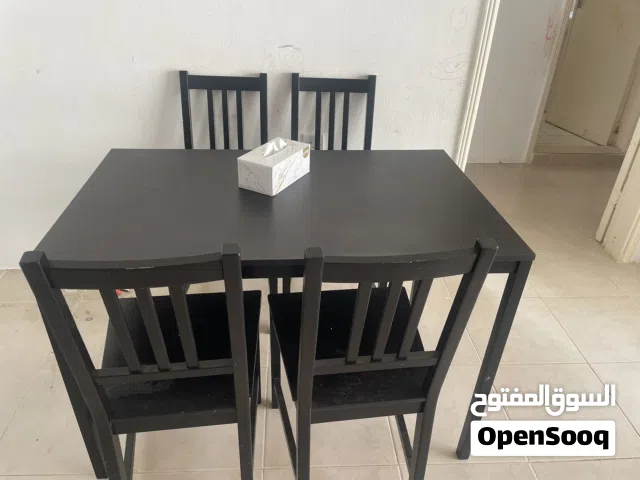 للبيع طاوله طعام مع 4 كراسي من ايكيا