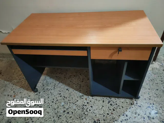 طاولات مستعملة للبيع