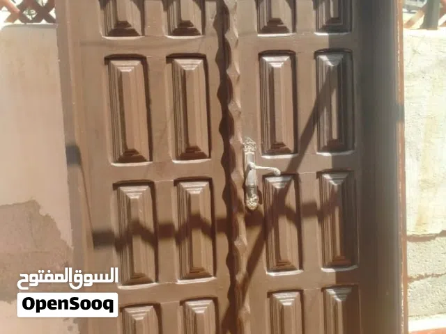 باب خشب مع حلقو