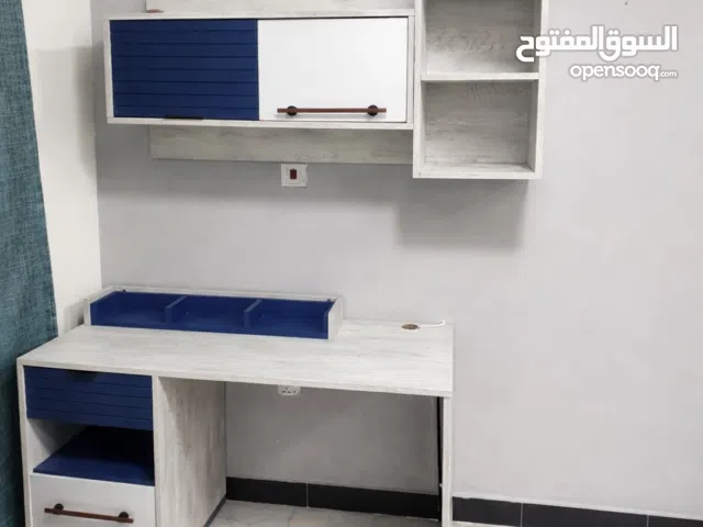طاولة دراسة مع رفوف