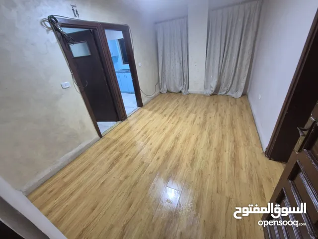 روف صغير طابق ثاني غير مفروش للإيجار الدفع شهري لايقبل اقل من سنة (عقد سنوي) تأجير امن