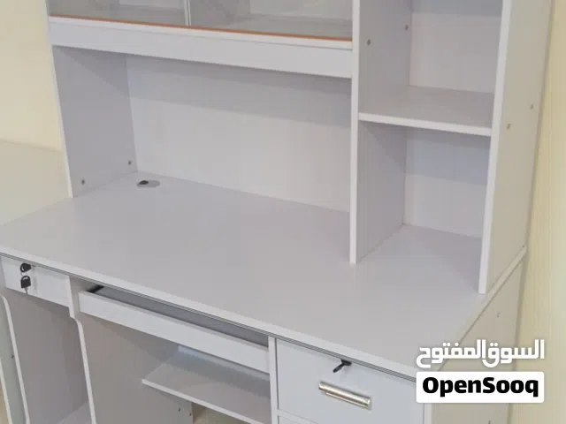 مكتب باللون الابيض