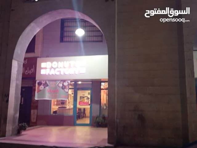 3 محلات تجارية للايجار بكامل ديكورتها مقابل البوابة الرئيسية للجامعة الاردنية بجانب ستار بوكس