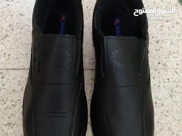 NEW WAQ SAFETY SHOES SIZE EUR 44 FOR PICK UP ONLY.