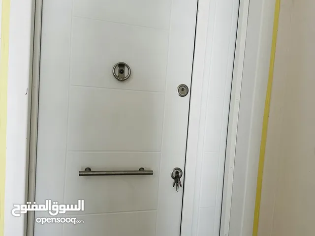 شقة للإيجار في السبعة تشطيب حديث بالقرب من جزيرة عودة الحياة