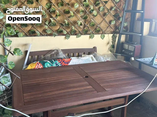 للبيع طاوله منزلية خشبية مع 2 كراسي كبار و2 صغار