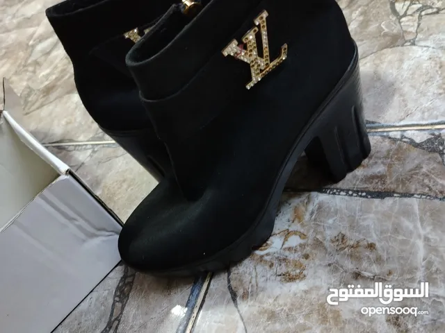 Black With Heels in Zarqa