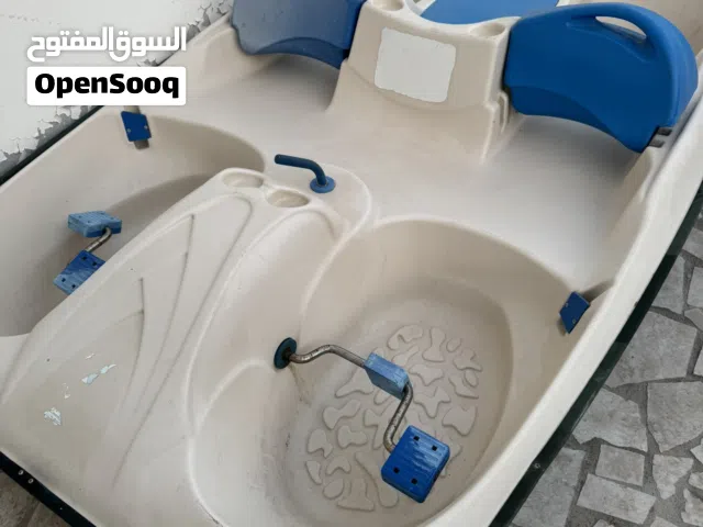 قارب نزهة للبيع يتسع لربع أشخاص