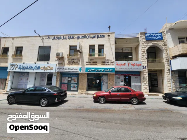 في مدينة الكرك طابق كامل حديث للايجار مكون من 9 مكاتب وساحة مشتركة سماوية و مصعد حديث ..