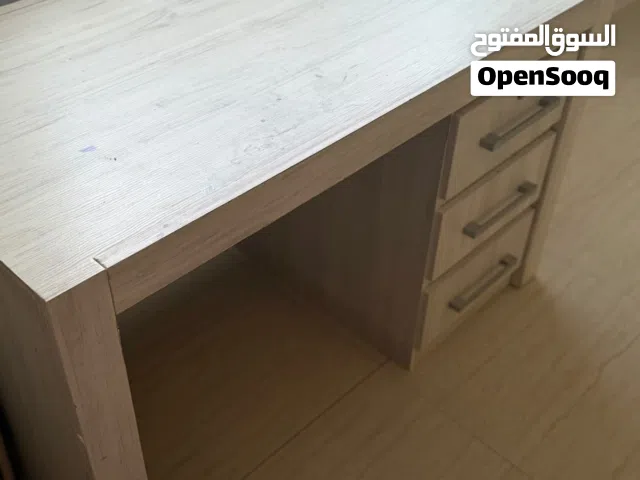 للبيع طاوله تلفزيون وطاوله دراسه ومكينه قهوه ديلونجي