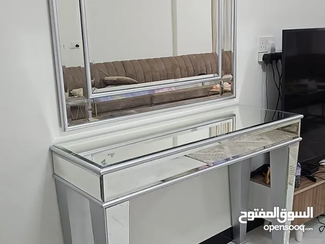 اثاث منزل نضيف و تأتي معه طاولتين جدا نضيفه وقابل