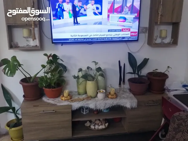 طاولة ديكور شاشة وغطا كنب بحال الجديد