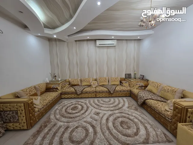 كنبات لغرفة جلوس بحاله ممتازه تم استعمالها قليلا