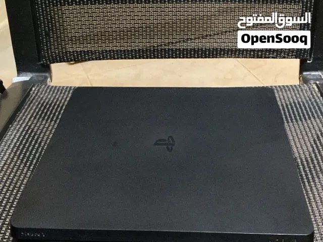 بلايستيشن 4 صاحيه لا يوجد فيها خرابات - مساحه جيده جداً - مع جهازين -مع شريط ذاكرو2