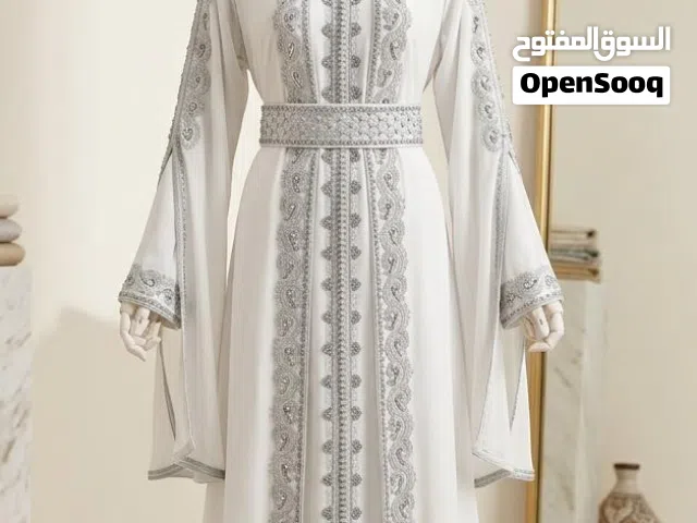 فستان لونه ابيض يناسب حته يوم عقد سعره مناسب  والله مشترته 80 بس اريد 60 لبس وحده لابسته قطعه نضيفه