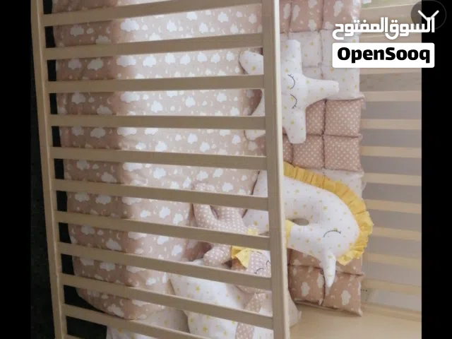 غرفة نوم اطفال للبيع مع سرير اطفال وحدة تخزين ممتازه يوجد أربعة ادراج ويوجد خزانة كبيره مع درج كبير