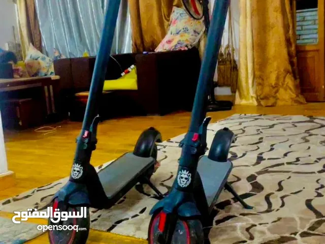 سكوتر كهربائيّ في مدينة نصر
