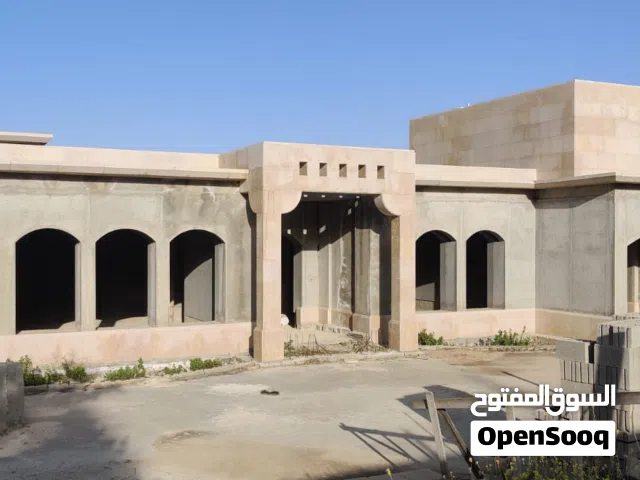فيلا قيد الانشاء في الفحيص  بالقرب من مدارس المشرق الوطني