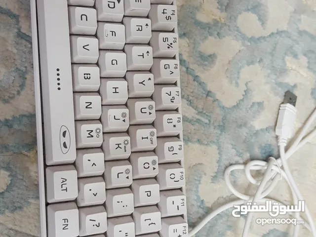 كيبورد ميني مع ار جي بي ابيض