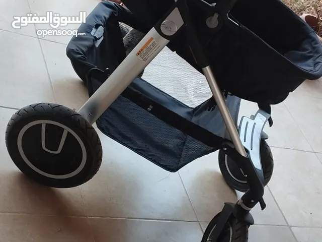 عرباية اطفال شبه جديدة استعمال بسيط جدا جدا بسبب السفر