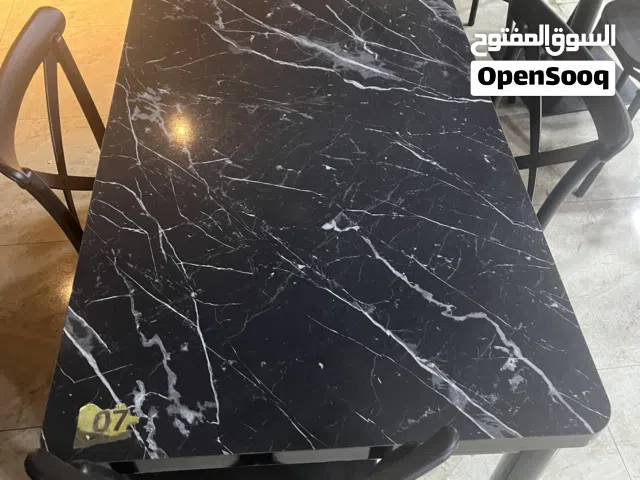 ميز طعام مع 4 كراسي للبيع