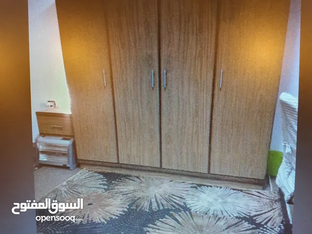 خزانة ومكتب و كرسي مكتب و رفوف