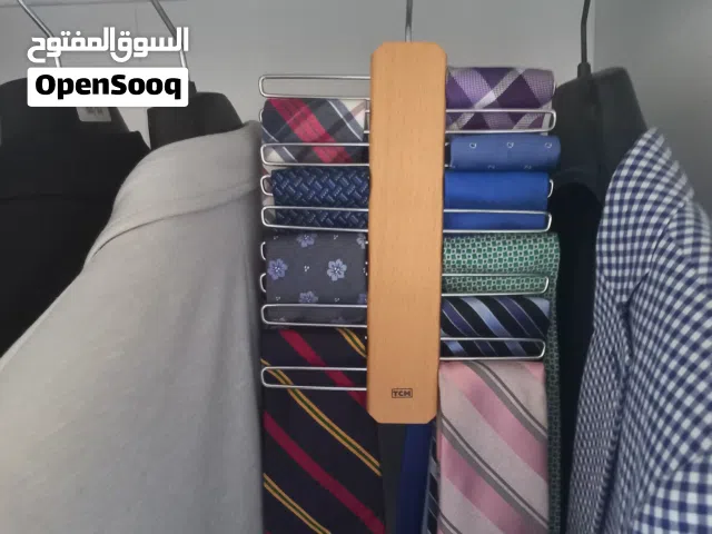 علاقات خشبية لتنظيم وتسهيل اختيار ربطاتك  بس ب 10 دنانير مع ربطتين هدية .