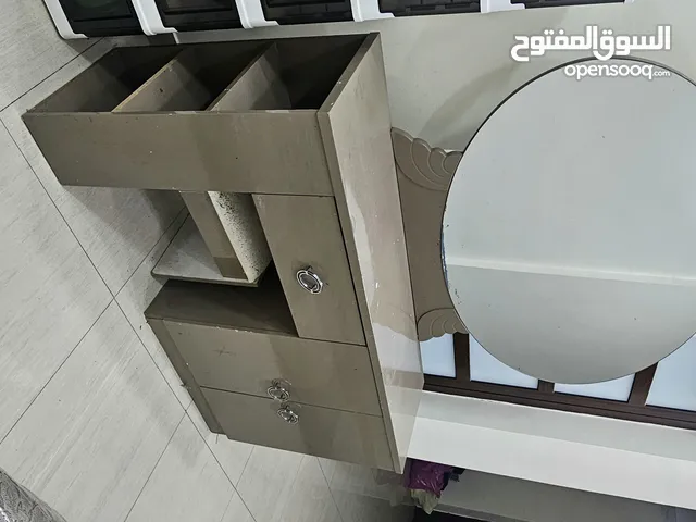 ميز تواليت ( طاولة مع المرآه مع الكرسي ) شكل المرآه دائري