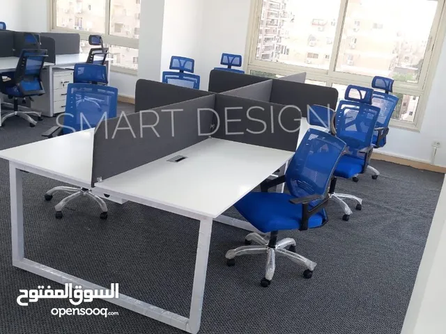 ورك استيشن مكتبي 4 أفراد بتصميم مودرن  + كراسي شبك مريحة – تجهيز كامل للمكاتب والشركات