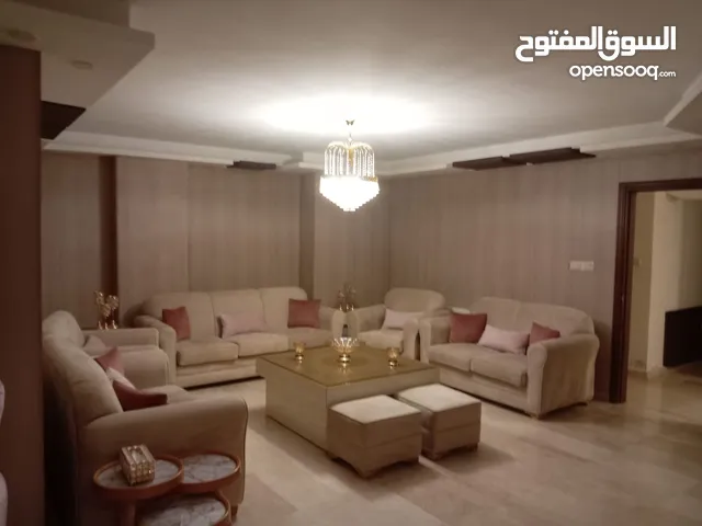 شقة فاخرة شبه ارضية للبيع في اجمل مناطق الرابية بالقرب من السفارة الصينية