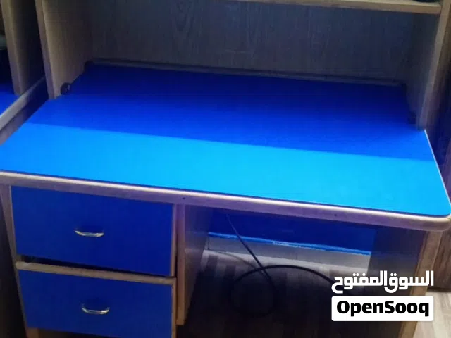 طاوله مكتب درجين مع رفوف للكتب