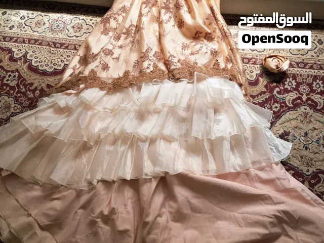 فستان مستعمل ولكن بحالة جيدة كما في الصور