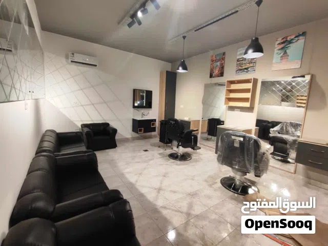 حلاق للإيجار الشهري