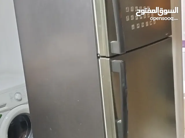 للبيع أدوات كهربائية وخزانة وطاولة وكنب