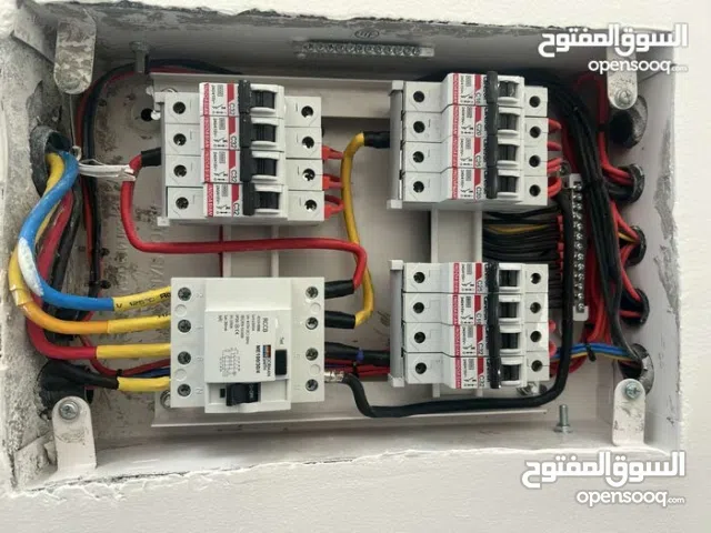 السلام عليكم كهربائي بيوت و بنايات و محلات و شقق مع كادر متكامل ومختص الكهرباء تأسيس وحفر وتسليك